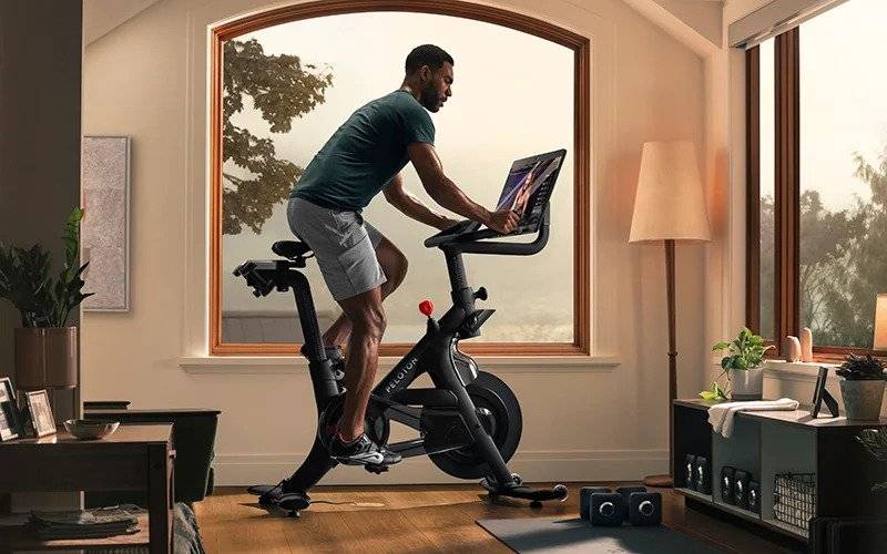 由于其家用健身设备的势头放缓，Peloton 股价暴跌 35%